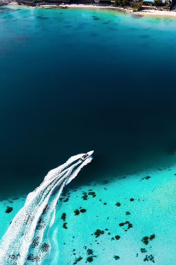 servizi video e video promozionali e produzione video con montaggio video Riprese con drone di un paesaggio mozzafiato in alta definizione. mare barca mbi-solutions